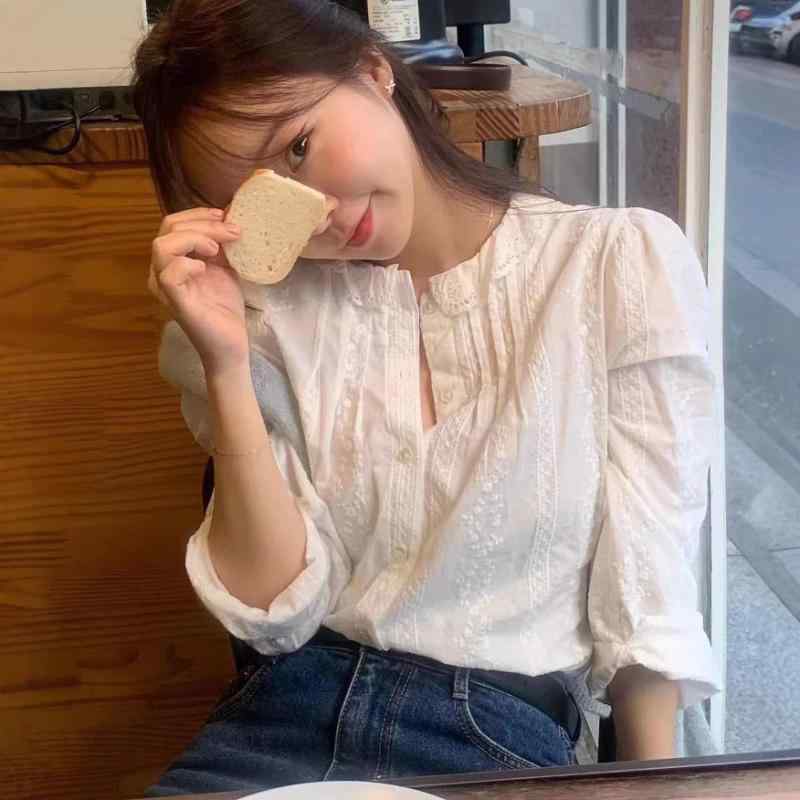 シャツ 女性用 春夏 長袖 レース 刺繍 泡泡袖 デザイン 修身型 丸首 単排ボタン かわいい 甘め プリンセス風 気質 優雅 軽量 再生繊維 白 トップス ブラウス カットソー 花柄 刺繍デザイン フェミニン 日常使い デート 清楚 爽やか
