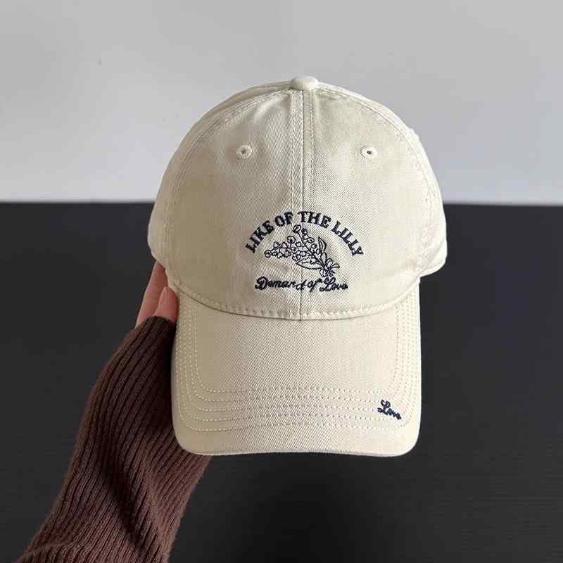 ・カテゴリ: 棒球帽・スタイル: 復古・主な素材: 綿・帽頂: 円頂・帽檐: 大檐・カラー展開: 米白色、黒、ピンク、カーキ、コーヒー、ネイビー、ジャムパープル・サイズ展開: 調節可能（約54-59cm）・機能: 防晒、透気、遮陽