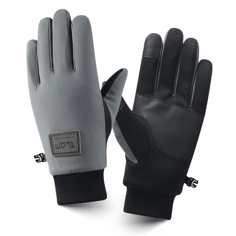 [HORADON] 防寒手袋 メンズ 【極暖38℃恒温・裏起毛・瞬間5℃上昇・スマホ対応】 手袋 冬 厚手 保温 グローブ 滑り止め 撥水 防風 柔らかい ふわふわで 暖かい アウトドア ランニング 釣り 作業【商品説明】： HORADON 厚手 裏起毛 防寒手袋。掌幅：約11cm、総長：約25cm、親指：約8cm、中指長：約9cm。手のひら周り：20-25cm。重量：約103g。2スタイル（反射ストリップ付き、ファッションパターン）。対象：男女兼用。洗濯：手洗いし、風通しの良い場所で乾燥させる高品質なポリエステル＆TPU防水透湿フィルムを内蔵して＆滑り止めPU＆スマートフォン対応素材を採用する防寒手袋。手のひらには滑り止め効果のあるPUレザー、内側には発熱性に優れた裏起毛素材を使用。防寒・防風・撥水はもちろん、タッチパネル対応や紛失防止機能も備え、保温性・伸縮性・柔軟性・耐久性・通気性にも優れた高機能グローブです。快適な着け心地で、寒い季節に大活躍。あなたの手をしっかりと暖かく守ってくれる、冬の必需品です【瞬間5℃上昇・防風撥水素材】：手袋の内側には、厚くてふわふわした柔らかい裏起毛があり、手袋を着用すると瞬時に5℃上昇する。手袋の裏地は、厚手のプラッシュ地で保温性が高い、保温効果は通常の綿手袋の2～3倍。 手袋 防寒 メンズ、卓越した防水透湿性能を備えたTPUフィルムを内蔵して （大雨や長時間の水濡れにご注意下さい）。吸水率も1％以下ですので水気や湿気の多いところでも断熱性が損なわれることがありません。手袋 防寒 メンズ、手首までしっかりカバーする伸縮性に優れたニットリブが採用されており、袖口との隙間をなくして冷気や雨、雪の侵入をしっかりガード。厚手の生地が冬の厳しい寒さから手を守り、血行を妨げることなく、凍傷・しびれ・ひび割れなど寒さによるトラブルを効果的に防ぎます。【スマートフォン対応・滑り止め】：人差し指と親指の指先部分にはスマートフォン対応素材を採用しており、反応速度が速く、タッチ感度も非常に高いです。タッチスクリーン敏感、突然の着信やメールを受信した場合でもわざわざ手袋を外す必要もありませんので、とても便利です（手袋は厚手のため、細かい作業には不向きです）。バイク グローブ 防寒、手のひらの中心に優れた滑り止め素材を採用し、しっかりとグリップ力を発揮します。耐摩耗性に優れたPUラバー素材で仕上げられており、滑りにくく、安定した操作性をサポートします。摩擦を増やして滑りを防ぎ、高いグリップ力を保ちます。サイクルグローブ 冬、悪天候の中でもしっかりとバイクのハンドルを握って安全に走行することができます。【紛失防止結び付け・安全性の向上】：暖かい手袋、手袋は暖かさを保つだけでなく、持ち運びや安全性にも重点を置いている。左右連結フックも付き、携行にも便利防寒 手袋 メンズの紛失を防げます。反射ストリップ付きスタイルの手袋は、スタイリッシュなだけでなく、夜間のサイクリング時の安全性も高めてくれます。保温性と安全性を同時に備えた防寒グローブは、冬の寒さからあなたを守ります。この防寒手袋は、寒い天候でも暖かく歩くことを可能にし、あなたの手に暖かく、柔らかく、ふわふわした体験をもたらす【寒い季節の万能アイテム】：防寒・防風・保温・滑り止め・撥水加工・紛失防止・スマホ操作対応といった多機能を備えた、冬に欠かせない多用途グローブです。自転車やスキー、釣り、バイク、登山、トレッキング、ランニング、ウォーキング、通勤・通学、除雪作業、アウトドアやキャンプ、ドライブなど、あらゆる冬のアクティビティに活躍します。高級感のあるデザインで、手袋 メンズ 冬として、クリスマスや誕生日のギフトにもぴったり。大切な人への贈り物にもおすすめです。