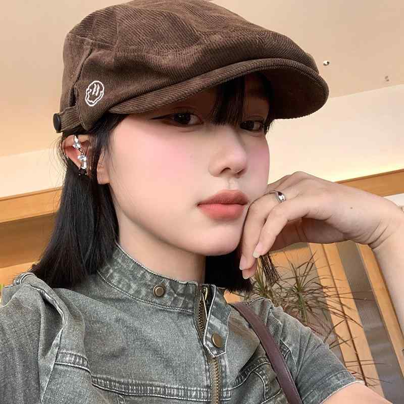 ・カテゴリ: キャップ・スタイル: 復古・主な素材: 綿71-80%・素材名: 灯芯绒・帽頂: 平頂・帽檐: 短檐・カラー展開: 黒、灰、コーヒー、青・サイズ展開: M（56-58cm）・機能: 防晒、透気、保暖、防風、遮陽・流行要素: 笑顔・流行要素分類: 五官/表情