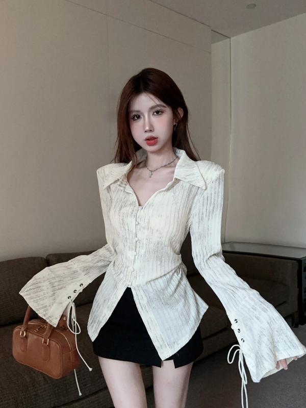シャツ 女性用 春夏 秋冬 Vネック トップス 長袖 喇叭袖 デザイン 系ベルト 切り替え タイダイ柄 修身 ブラック ホワイト 私服 通勤 普段使い 軽量 伸縮性 吸湿速乾 純欲風 私服名媛 カジュアル シンプル スタイリッシュ 上品 女性らしい シル
