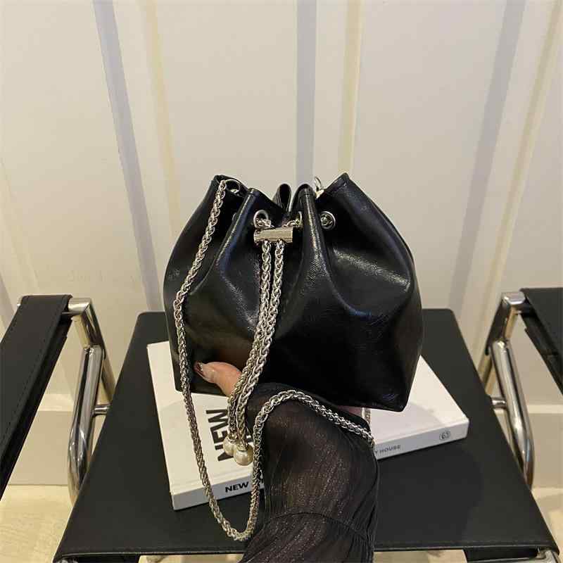 バケットバッグ 女性用 秋冬 韓国風 ファッショナブル コーディネート自在 ショルダーバッグ 超大 合成革 車縫いステッチ 抽帯開閉 混搭スタイル 米白色 ブラック ブラウン ベージュ ブラウン系 軽量 肩掛け 日常使い 旅行向き シンプル 高級感