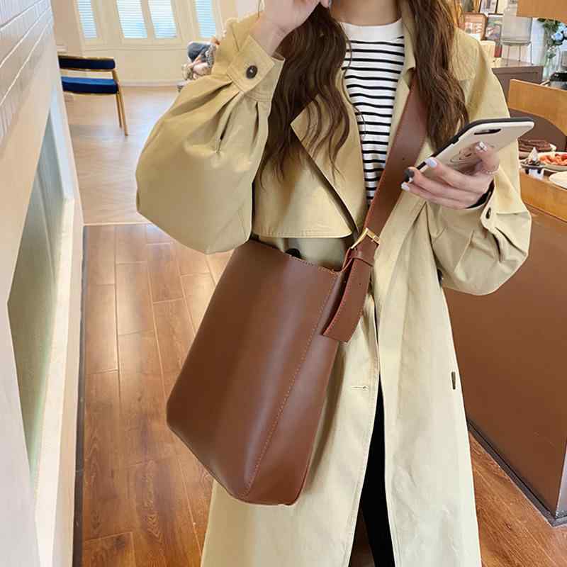 斜めがけバッグ レディース 春秋 復古 シンプル 韓国風 ゆったり大容量 シングルショルダー バケツ型 子母 深棕色 ブラック ユーロスタイル 圧花 磁扣 ソフト PU素材 日常使い 横型 方形 ジップ内ポケット