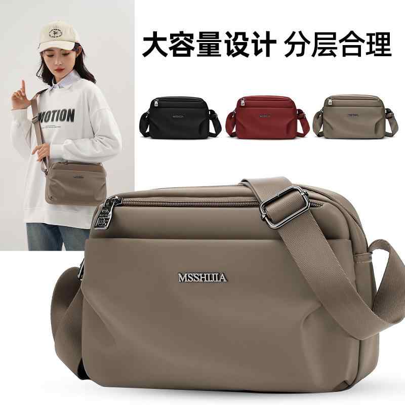 樂天商城 - バッグ 女性用 春夏 ファッション 休日用 シングルショルダーバッグ 斜めがけ ナイロン素材 韓国風 シンプル 高級感 小さめ 方型 横型 ミディアムサイズ ジッパー開閉 ソフト 立体ポケット ポリエステル内張り 日常コーデ ブラック ベージュ 赤 都市