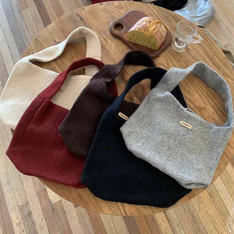 樂天商城 - 秋冬 バッグ メンズ レディース ミドルサイズ 単肩 手提げ 編み込み ニット 毛糸 ウール調 縦型 スクエア ソフト素材 ブラウン ベージュ グレー ワインレッド ブラック シンプル 都会的 日常使い 通勤 普段使い 軽量 百搭 秋冬 コーデ