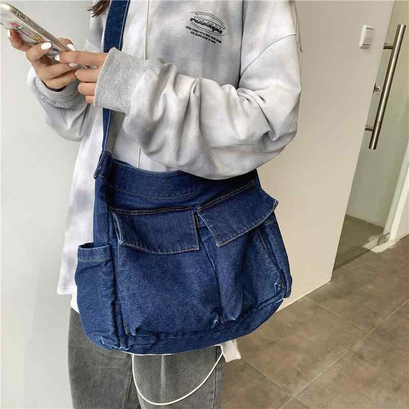トートバッグ レディース デニム素材 横型デザイン 大容量 肩掛け トート 斜めがけ 日常使い 街頭スタイル ソフトタイプ ジッパー開閉 夏向け 深色ブルー ライトブルー ブラック ステッチディテール ポケット付き シングルストラップ 中サイズ