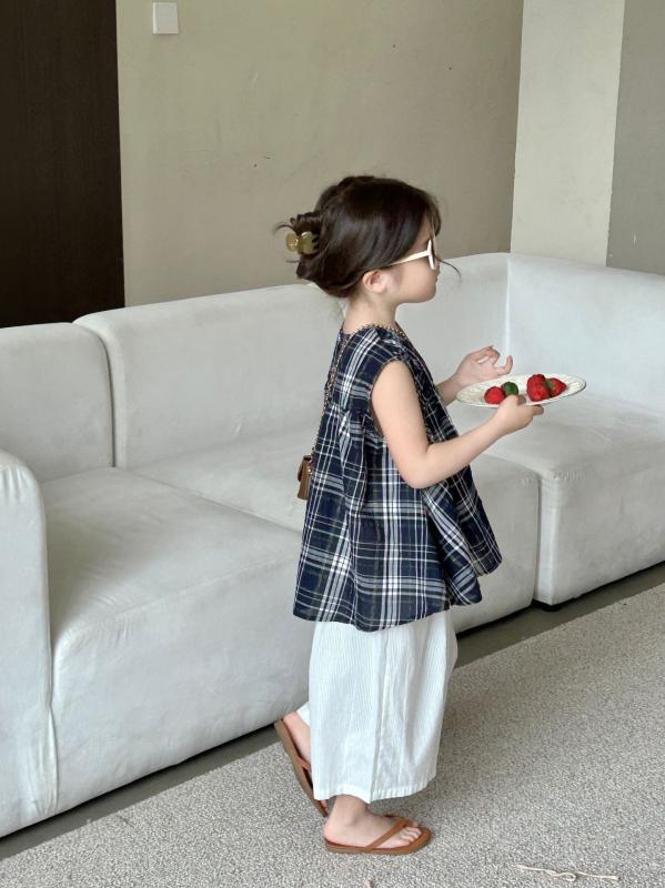 ・カテゴリ: 童衬衫・スタイル: 韓版・主な素材: 綿95%以上・ネックライン: 圓領・袖丈: 無袖・柄: 格子・カラー展開: 深藍格子、白色・サイズ展開: 90、100、110、120、130、140