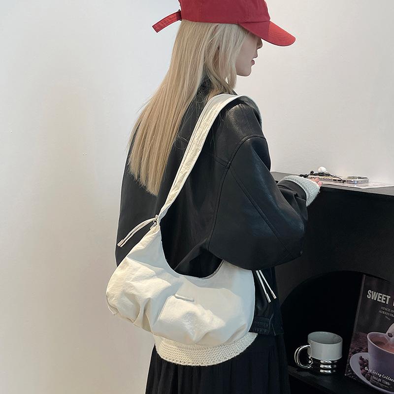 Rakuten - レディース 斜めがけバッグ ナイロン 素材 横型 小方型 ミディアムサイズ プリーツ デザイン 純色 単色 かわいい 甘め スタイル 日常使い 肩掛け ソフト 素材 ジッパー開閉 ステレオポケット コットン混 ポリエステル ライニング 2025 春 シー