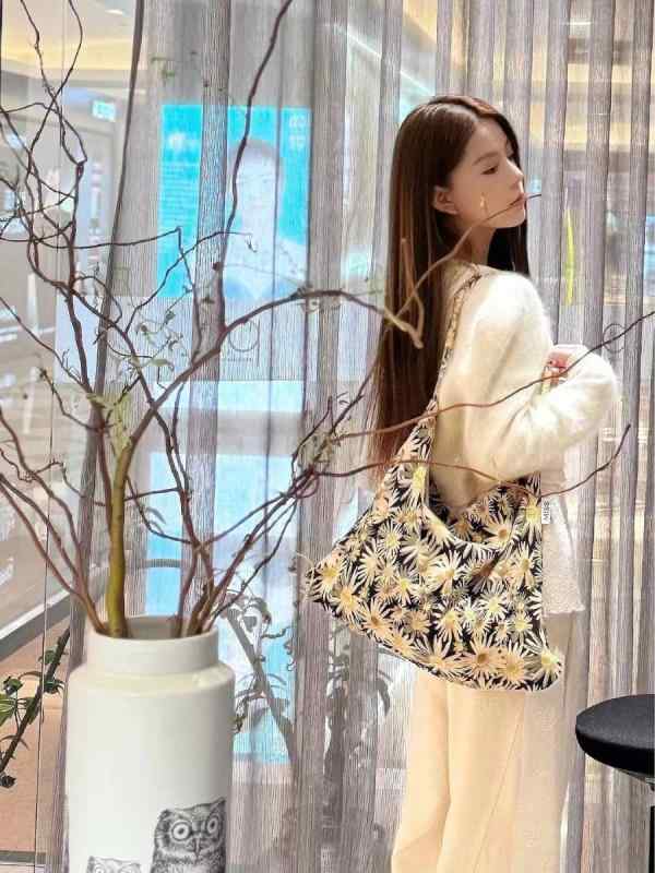 トートバッグ 女性用 大容量 帆布 ショルダー ヒョウ柄 フラワー柄 ピンク ブラック アイボリー ブルー グリーン ベージュ 紫 パープル ブラウン グレー コットン コーデュロイ 接触冷感 軽量 横型 ソフト素材 街頭ファッション トレンド ショッピ