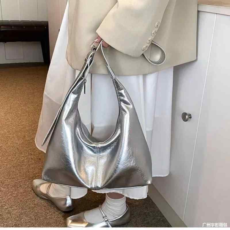 トートバッグ 女性用 銀色 ソフトレザー 斜めがけ ショルダーバッグ 夏季 街頭ファッション トレンド 中型 縦型 方形 ジッパー 開閉 日常使い 軽量 PU素材 ポリエステル内張り シングルストラップ サイドポケット 春夏 カジュアルスタイル