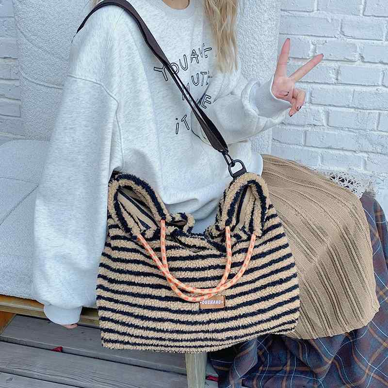 トートバッグ 女性用 ストライプ柄 大容量 トート シンプル 肩掛け ファー付き 通勤用 大きめ ブラウン ピンク イエロー 都市スタイル 複合布 中型 ステッチ 秋冬 コットン混 日常使い 軽量 ハンドル