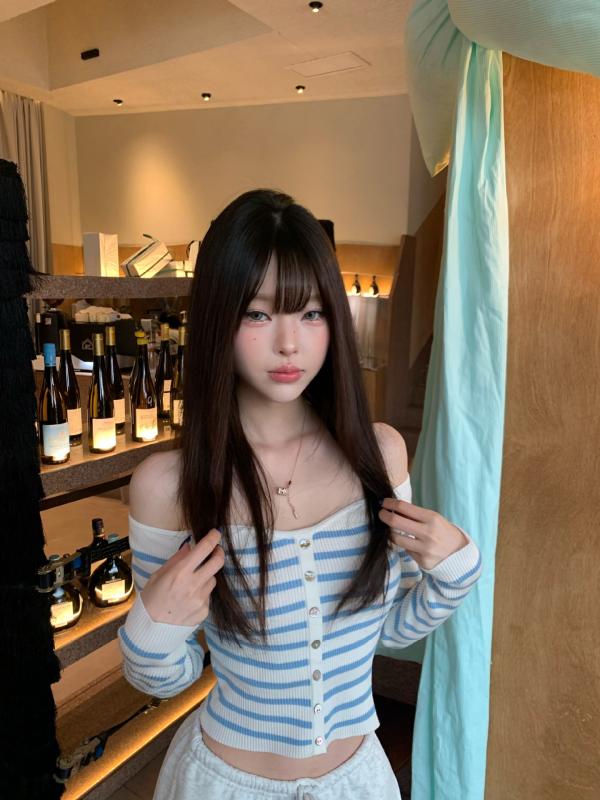 ニットトップス 女性用 長袖 ブルー ホワイト ストライプ ワンショルダー 修身 スリムフィット 短丈 インナー 気質 通勤 セットインスリーブ ミディアム厚 ピッタリシルエット 切り替え柄 ビスコース混 伸縮性 秋冬 普段使い レイヤード トップス