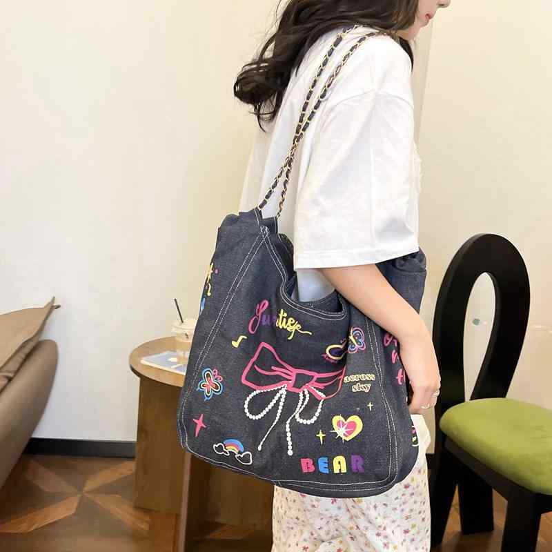 トートバッグ 女性用 学生用 大容量 キャンバス 黒 紺 蝶ネクタイ プリント 横型 ソフト 肩掛け ショルダー 日常使い 街歩き 通学 ハンドバッグ 鞄 かばん