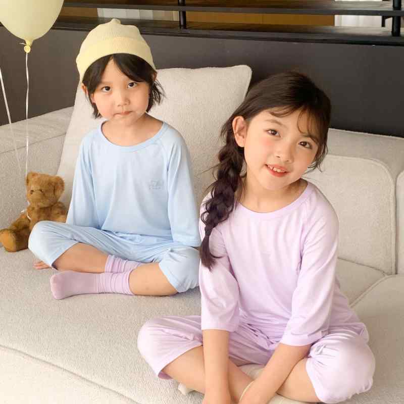・安全等級: A類・主な素材: モダール100%・性別: 男女兼用・スタイル: 韓国風・柄: 無地・カラー展開: 桜花紫、浅藍、清水藍、皮粉、蝦粉、霧藍・対象年齢: 中小童(3~8歳)・対象身長: 100~140cm・サイズ展開: 80(70~80cm)、90(80~90cm)、100(90~100cm)、110(100~110cm)、120(110~120cm)、130(120~130cm)、140(130~140cm)、150(140~150cm)、160(150~160cm)・厚み: 薄手・機能: 抗菌、吸湿排汗・生地加工: 柔軟処理・要素: スポーツ、セットアップ、卡通、可愛い、プリンセス、ストリート、可開檔・製品カテゴリ: 子供部屋着