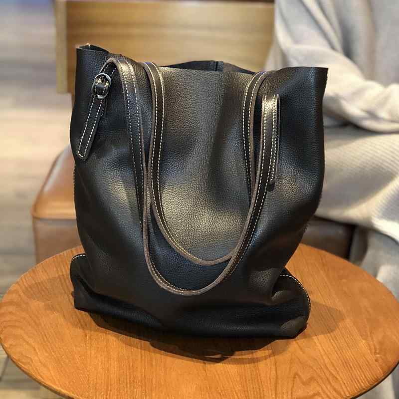 ・カラー展開: ブラック、ブラウン・スタイル: 欧米復古・主な素材: 真皮・皮質特徴: ヘッドレイヤー牛革・バッグタイプ: トートバッグ・バッグサイズ: 大・流行要素: ステッチ・内張り素材: キャンバス・バッグ形状: 縦型スクエア・開閉方式: ジッパー・内部構造: ジッパー隠しポケット、スマホポケット、カードポケット・硬さ: ソフト・外ポケット種類: 立体ポケット・ストラップ本数: 2本・使用シーン: 日常使い・デザイン: 女性用ショルダーバッグ・対象性別: 女性・表面素材: 真皮