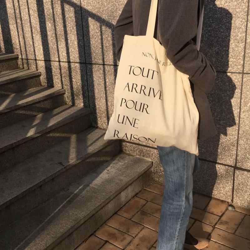 トートバッグ 女性用 大型 帆布 米白色 縦型 方形 肩掛け 日常使い トート ショッピングバッグ 環境配慮 欧米風 レトロ ソフト 手提げ シングルショルダー 携帯収納 カードポケット オープンタイプ ダブルストラップ 34cmx38cm 縦長 キャン