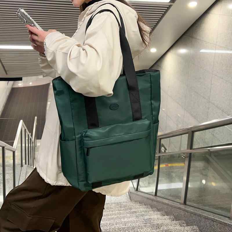 其它 - トートバッグ 女性用 大容量 ナイロン素材 縦型スクエア トート シングルショルダー ブラック グリーン 通勤用 日常使い 街頭風 トレンドデザイン 車縫いステッチ ミッドソフト ジップ開閉 携帯ポケット ダブルストラップ 肩掛け可能 ハンドキャリー 軽