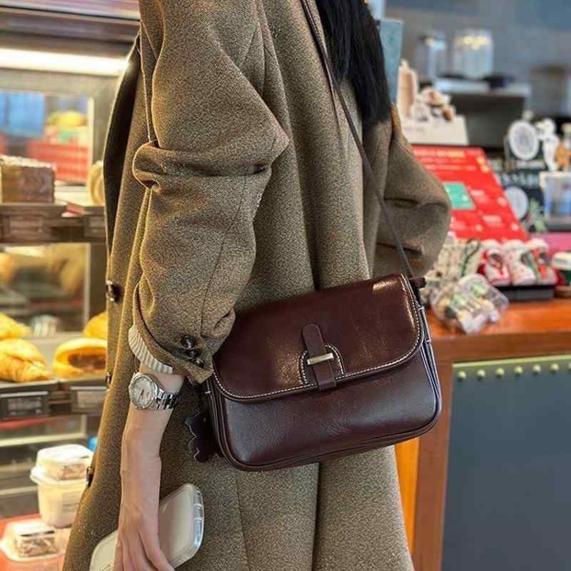 レディース 斜めがけバッグ 真皮 ソフトカウハイド 女性用 クロスボディバッグ 肩掛け サイボーパンク 機能性 ナイロン 素材 革内張り 超大容量 小方型 ダブル引き紐 開閉 コーヒー ブラック キャラメル 色 カジュアル 旅行 通勤 普段使い 軽量 耐