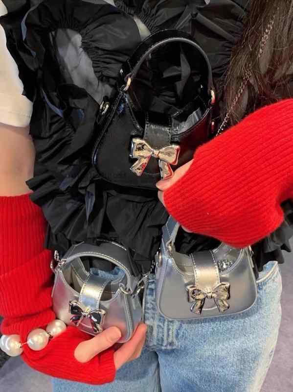 ミニショルダーバッグ 女性用 かわいい 蝶結び メタルバックル ミニ 手提げ チェーン 斜めがけ 黒 シルバー 白 ピンク PU素材 軽量 小型 日常使い 秋冬 トレンド