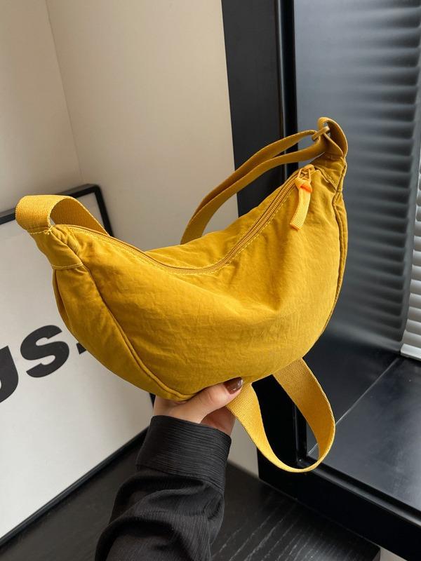 Rakuten - 斜めがけバッグ 女性用 饺子型 大容量 純色 韓国風 ミドルサイズ 牛津布 接触冷感 柔らか しわ加工 単肩ストラップ ブラック ホワイト ブルー オレンジ グリーン ワインレッド イエロー 日常使い かわいい 軽量 収納ポケット ソフト素材
