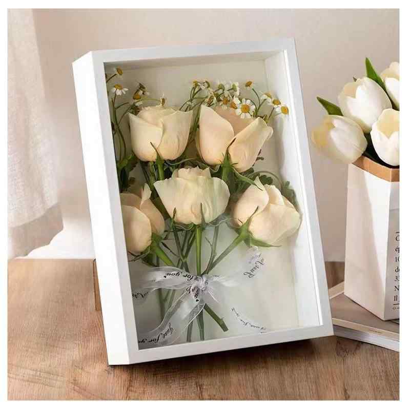 フォトフレーム A4判 中空5cm フレーム 北欧風 立体 木製 コレクションボックス 透明窓付き テーブルスタンド ボックスフレーム ドライフラワー 標本箱 写真立て 卓上展示 DIY植物標本 立体額【素材】：木製、A4サイズ：内部約21*29.7*6cm、中空の幅は5cmです。【素材】: 高品質の木材で作られており、耐久性と美しさを兼ね備えています。中空デザインにより、植物標本や写真を立体的な奥行き感を持って展示することができ、見る人に深い印象を与えます。さらに、写真や植物標本をしっかり固定できる内部フレームも付属しており、安全性も抜群です。シンプルながらもエレガントなデザインで、どんなインテリアにも調和します。【透明窓デザイン付き】: 透明窓付きの標本フォトフレームにより、中のコレクションや写真をはっきりと見ることができます。この透明なデザインは美しく、さらに魅力的です。【お部屋飾りとして最適】：木目のフレームがインテリアにほどよく馴染み、どんなテイストのお部屋にも合います。窓際に置くのも素敵です。窓からの光を取り込んで、ドライフラワーの美しさがはっきりと見え、室内にエレガンスと気品を添えます。【多目的】: フレームディスプレイボックスは、コレクションボックスとして、またはディスプレイとして使用できます。お気に入りの植物標本や写真を立体的な装飾として机上に配置します。家の装飾や友人や同僚への贈り物として最適で、バレンタインデーの贈り物、誕生日の贈り物、母の日の贈り物としても最適です。