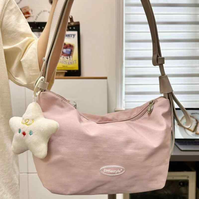 Rakuten - 韓国風 斜めがけバッグ 女性用 ピンク ナイロン素材 接触冷感 軽量 ソフト ショルダーバッグ トートバッグ 切り替えデザイン 春夏 通勤用 普段使い 日常 かわいい コンパクト ジッパー開閉 シングルストラップ コットン内張り ダミー型 オープン外ポケ