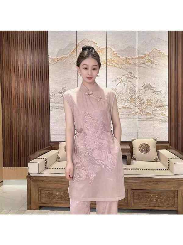 ・スタイル: 文艺复古、中国風・カテゴリ: 休闲套装・セットタイプ: 裤套装・柄: 3D效果、立体图案・工艺: 刺绣/绣花・パンツ丈: 長裤・袖丈: 無袖・袖型: 常规袖・カラー展開: 粉色【三件套】、奶茶色【三件套】、黒色【三件套】・サイズ展開: XL、2XL、3XL、4XL、5XL