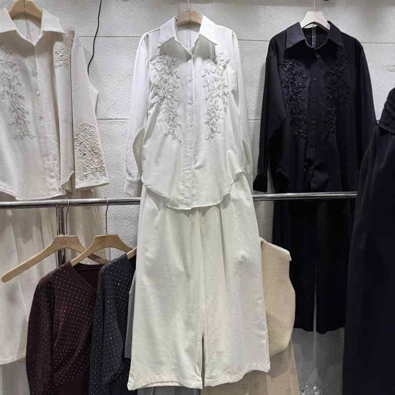 ・スタイル: 日韓風、カジュアル ・主な素材: ポリエステル、麻30-50% ・柄: 植物花卉 ・カラー展開: ブラック、ホワイト、杏色 ・サイズ展開: S、M、L ・パンツ丈: ロング ・袖丈: 長袖 ・カテゴリ: カジュアルセット