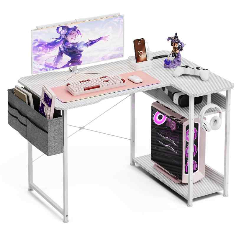 Acrolix ゲーミングデスク L字 左右入替OK 収納バッグ付き コンセント付き カーボン調天板 棚高さ調節可能 パソコンデスク 棚付きl字デスク ゲームデスク【高級感と機能性が融合】洗練されたデザインと高級感あふれるホワイトカーボン調...