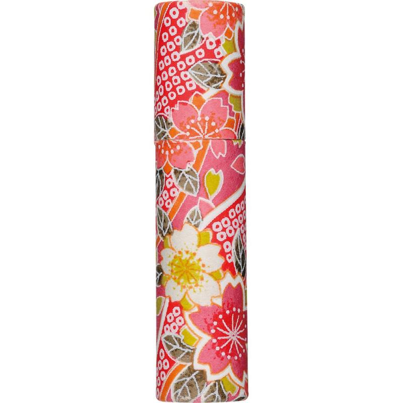 シャチハタ 印鑑ケース おしゃれはんこ 和紙筒 18 TCL-ORKT-18【朱肉】付属していません。【仕様】手作りのため和紙の抜き方によって絵柄が多少異なるばあいがあります。【外寸】半径16×70mm【内寸】半径13×62mm【重量】3g