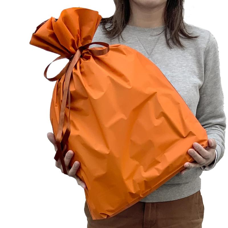 ラッピング袋 袋 中 梨地 光沢 W450×H560 mm プレゼント ギフト 大きい 中サイズ リボン付 クリスマス ハロウィン 誕生日 包装サイズ：W450mm×H560(420)mm×D120mmリボン付きリボンの色は指定できません。素材：梨地（やわらかく光沢のある素材です）ぬいぐるみやおもちゃ、ブランケット、ストール・マフラー等の衣料品、小型の家電など、口の部分を絞ってリボンを結ぶだけで簡単にラッピングできる中サイズ～大きめのラッピング袋です。