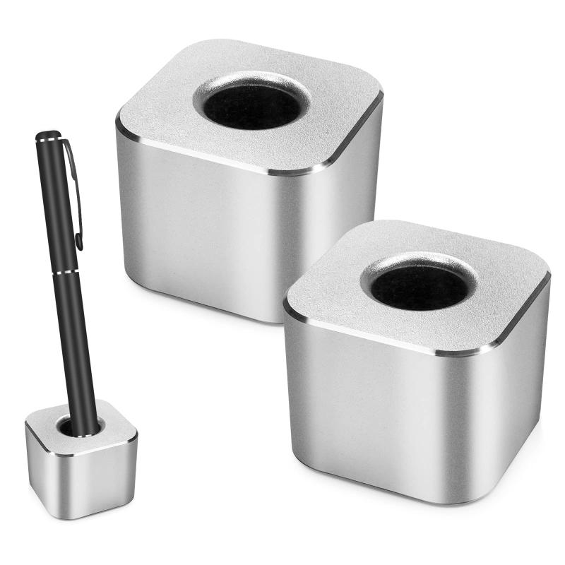 IRRVIN 2本セット ペン立て 16mm ペンスタンド シルバー 筆差し ペン立て おしゃれ 万年筆立て 鉛筆立て コンパクト ペンホルダー ペンスタンド おしゃれ アルミ合金製 耐錆び 滑り止め 安定性 【製品仕様】ペンスタンド2本。サイズ：40×40mm；高さ30mm；穴径16mm。2本セット。【安定性】ペン立て穴の底部にスポンジマットを採用し、ペン先の損傷を防止する。ゴム底座で、落下の衝撃を防げるので、ご愛用の筆を優しくお守りします。滑り止め底座で、デスクの上に置いても安定性が抜群です。ペンや万年筆をサッと簡単に取り出せて使いやすいです。【高級感】シンプルでスタイリッシュなペン立て。ペン立てはすべてアルミニウム合金で作られ、表面電気めっきブラスト技術、独特の高級な研磨質感。【シンプルなデザイン】使いやすさを追求したシンプルなデザインで、限られたデスクスペースを活かす、実用的な事務用品です。【様々な用途】オフィス、受付、ホテル、会議室、応接室、家庭用デスクなど幅広くご利用頂けます、多機能で歯ブラシスタンドやメイク道具のスタンドもなります。