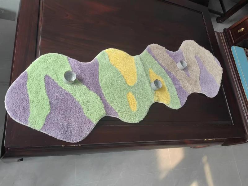 絨 ラグ ベッドサイド 長方形 長毛 厚手 防滑 吸水 長条 家庭用 畳 植絨 素材 機織り 針刺 条紋 デザイン 異形 形状 現代 シンプル スタイル 寝室 床辺 敷物 洗濯機洗い 可能 グレー ベージュ カラーバリエーション 50x150cm サイズ