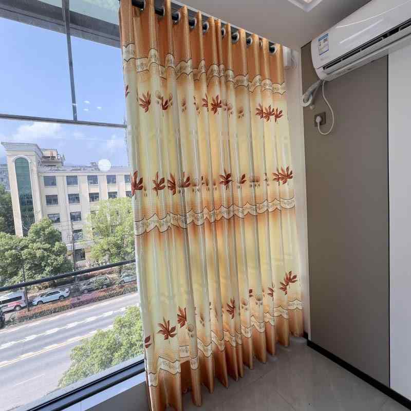 カーテン 田園風 プリント 単面 遮光 ポリエステル 半遮光 室内用 寝室 居間 書斎 窓辺 装飾 ナチュラル 柄物 ブラウン系 グレー系 吊り下げ 室内装飾 プライバシー保護 光調整 日常使い 柔らかい質感 通年使用 窓カバー インテリア