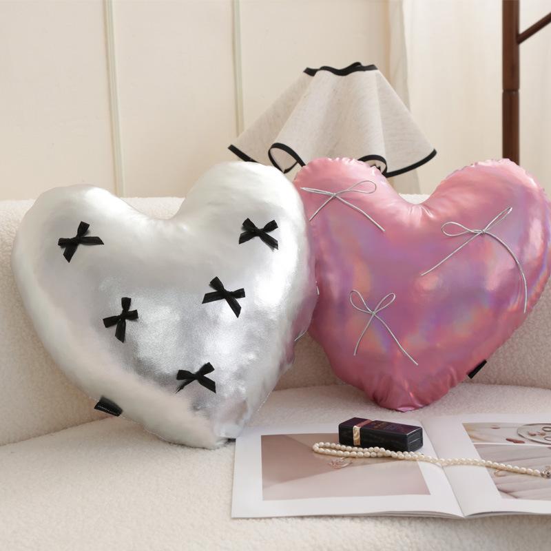抱枕 法式 ソファー クッション 銀色 ハート型 布地 亮光銀 ファブリック インテリア ディスプレイ 枕芯付き 柔らか PPコットン 詰め物 約36x38cm 純色 パターン ポリエステル 素材 ファッション ポップ スタイル ホームデコ