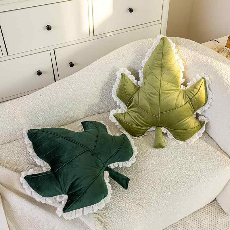 抱枕 インテリア クッション 異形 枫叶 形状 ソファ 背もたれ ベッド クッション 純色 草緑 墨緑 藕粉 ピンク ベージュ 系 サイズ 56x47cm 花辺 付き ポリエステル 素材 PPコットン 詰め物 軽量 柔らかい 触感 日常使い 部屋 装飾