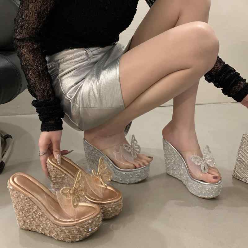 サンダル 女性用 厚底 防水台 セクシー 光沢 片 透明 ストラップ ラインストーン バタフライ ヒール オープントゥ 夏 軽量 PU素材 銀色 香槟色 香槟カラー 欧米風 ファッション 歩きやすい スタイリッシュ 防水加工 輝き アクセント トレンド