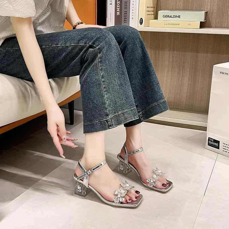 レディース 夏 サンダル 方頭 ストラップ ヒール プー シルバー 軽量 伸縮性 接触冷感 吸湿速乾 ファッション 仙女風 プリンセス スタイル 普段使い 通勤用 ハイヒール 女性用 クリア ストーン 装飾 ビッグシルエット トレンド カジュアル 快適