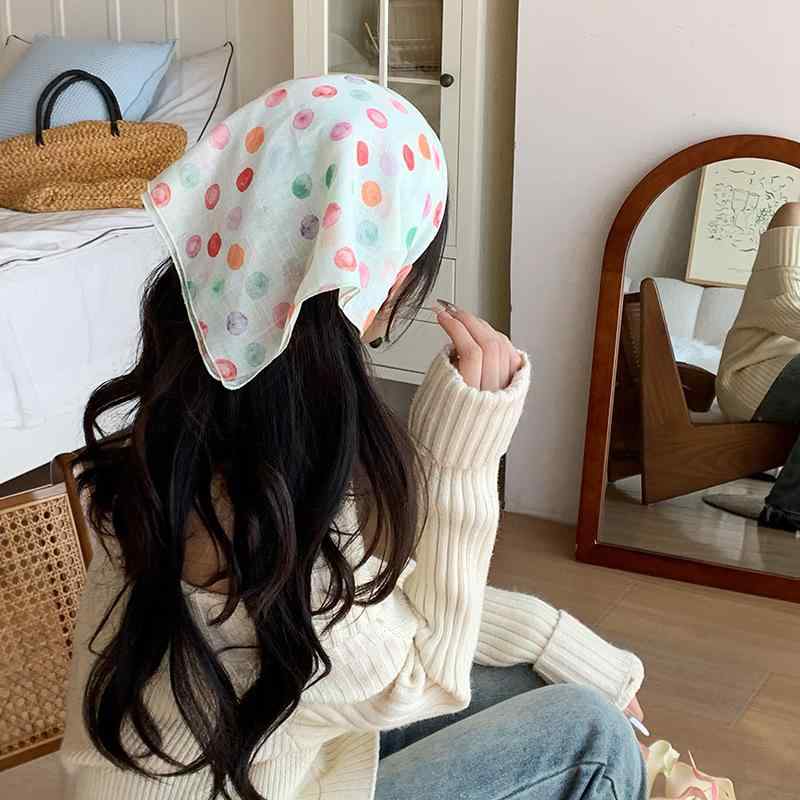 スカーフ 頭巾 ヘアアクセサリー ネックチーフ バッグ装飾 涼感 薄手 フレンチカントリー 春 彩色 波点柄 橘緑 藍黄 浅ピンク ポリエステル 斜紋織 プリント かわいい 甘め 清新 60cm 角型 多用途 普段使い 軽量 カラフル 女性用