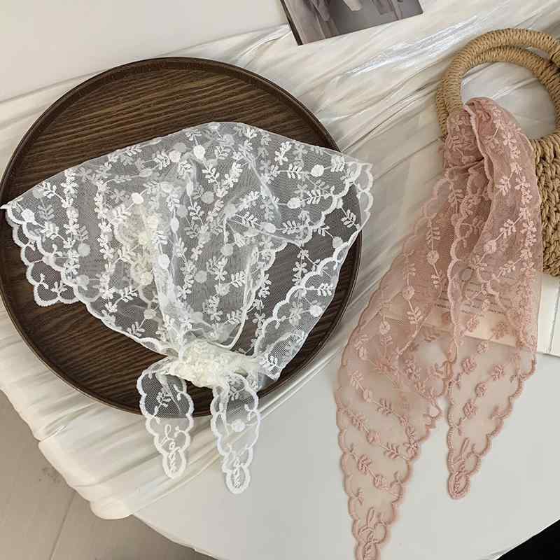 三角巾 スカーフ レディース 春夏 白色 レース 花柄 頭巾 ヘアバンド かわいい 花 デザイン 百搭 軽量 ポリエステル 素材 インナー シルク風 柔らか 肌触り 外出 コーディネート アクセサリー シンプル スタイル 日常使い 写真撮影 ヘアアクセ