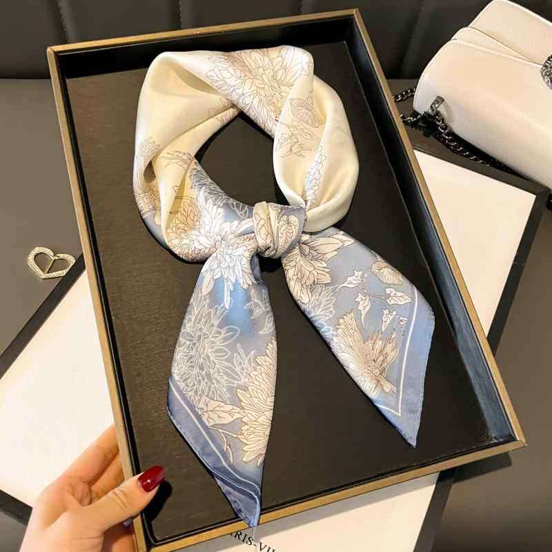 スカーフ 女性用 春夏 薄手 ファッション ビジネス 百搭 シンプル 軽奢風 高級感 印花 ポリエステル 植物花卉 モチーフ 70cm 四角 首回り ヘアバンド ネックチーフ 通勤 普段使い 軽量 吸湿速乾 バラ柄 ピンク系 ブラック アイボリー