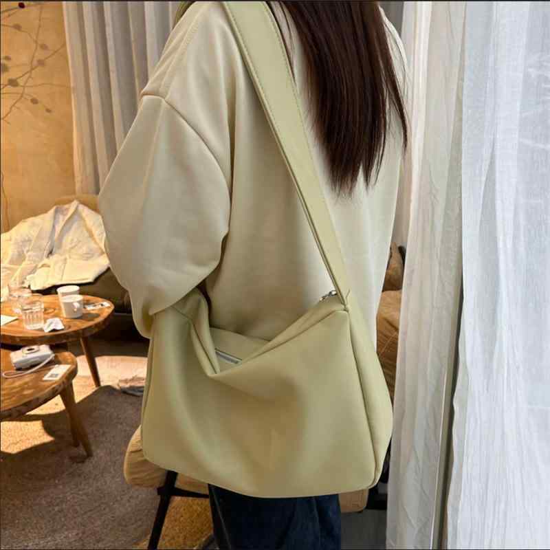 ・カラー展開: 柠檬黄、白色、黒色・スタイル: 都市簡約・主な素材: PU・形状: 横型方形・種類: トートバッグ・サイズ: 大・人気要素: 車縫線・内張り素材: 綿・開閉方式: ジッパー・内側構造: ジッパー隠しポケット・硬さ: ソフト・外ポケット種類: 立体ポケット・肩紐本数: 1本・使用シーン: 日常コーディネート