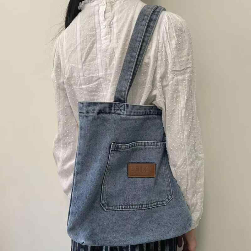 バケツ型 デニム トートバッグ 女性用 通勤 日常使い シングルショルダー 軽量 肩掛け 大学生 学生用 バックパック 都市 シンプル ミディアムサイズ ステッチ ジップ開閉 携帯ポケット ソフト 中間硬度 ダブルストラップ 切り替えデザイン 洗い加工