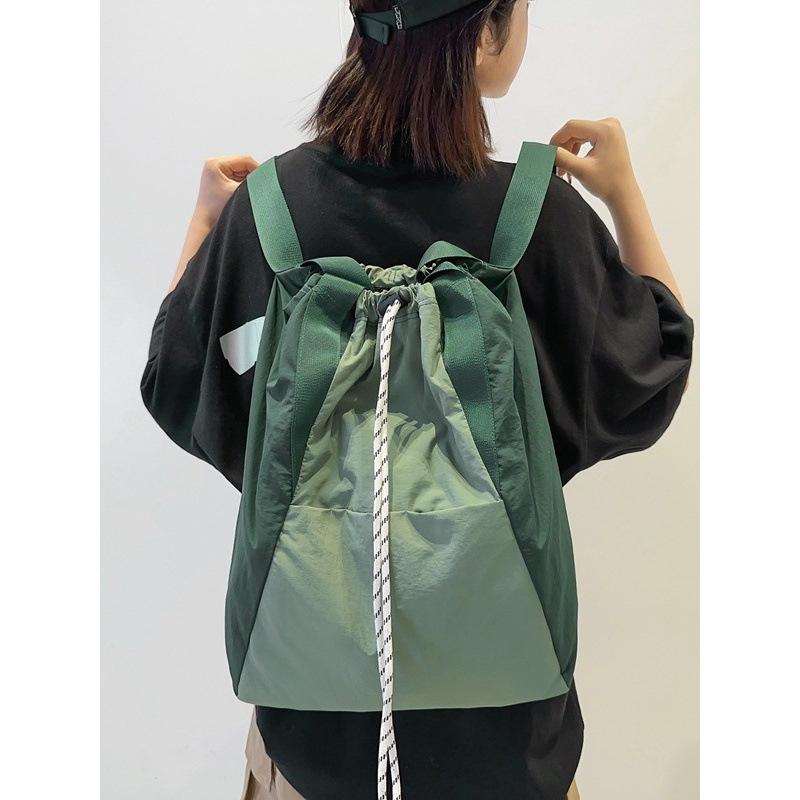 ・カラー展開: ブラック、紫ラン色、アイボリー、抹茶緑、カーキ・対象性別: 男女兼用・適用シーン: 日常・主な素材: ナイロン・スタイル: 都会的シンプル・皮革特徴: 植鞣革・容量: 20-35L・機能: 超軽量・収納PCサイズ: 40.64cm・柄: 無地・裏地素材: ポリエステル・流行要素: ステッチ・背負いシステム: 神経橋技術