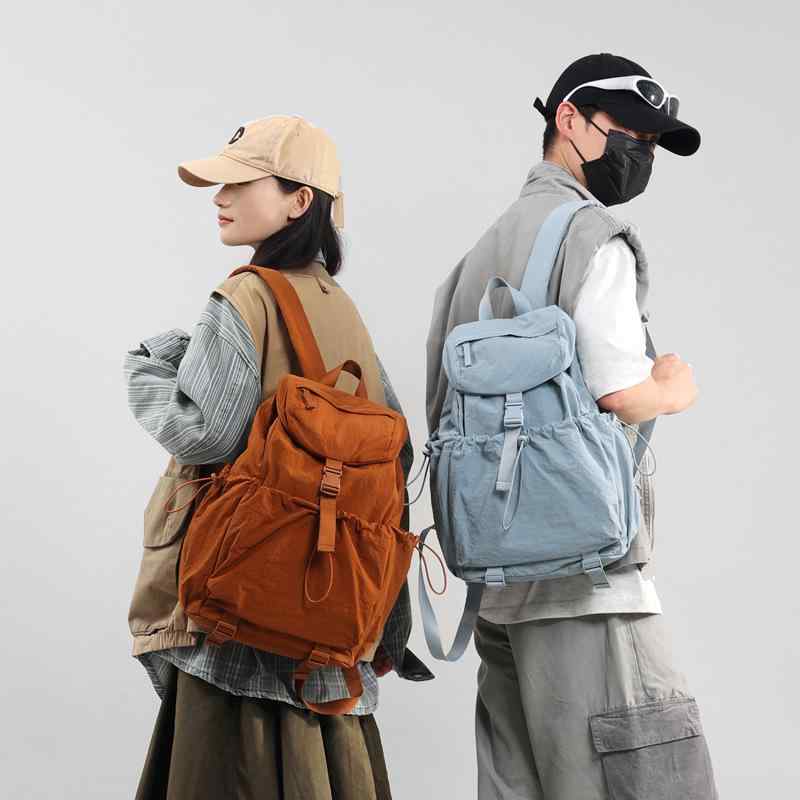 ・カラー展開: ピンク、ブラック、ホワイトグレー、カーキ、竹青、ゴールド、ラベンダー、ライトブルー・適用性別: ユニセックス・適用シーン: カジュアル旅行・主な素材: ナイロン・スタイル: ストリートファッション・容量: 20L以下・機能: 耐摩耗・パターン: 無地・裏地素材: ポリエステル・流行要素: ステッチ・背負いシステム: クッションショルダーストラップ・収納PCサイズ: 20.32cm