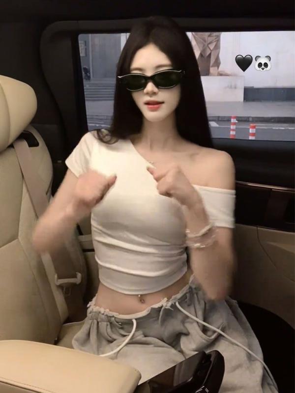 乐天商城 - Tシャツ 女性用 春夏 斜め肩 短袖 切り替え 収腰 修身 肌触り良い 接触冷感 ポリエステル スパンデックス 混紡 無地 ソリッドカラー 気質 通勤 スタイル 軽量 伸縮性 吸湿速乾 免烫 処理 短丈 40cm 以上 50cm 以下 リブ 仕上げ 肩出