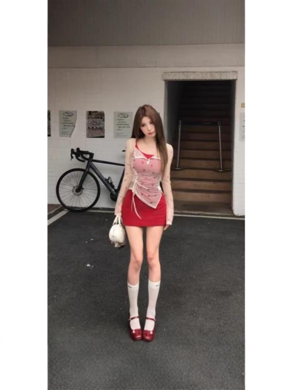 レディース 吊り紐 キャミソール ワンピース 長袖 セット 薄手 夏用 セクシー スタイル 赤 プリント ポリエステル 切り替え デザイン 軽量 通気性 かわいい 私服 普段使い スカート トップス 組み合わせ ショート丈 ソフト 素材 ビッグシルエット