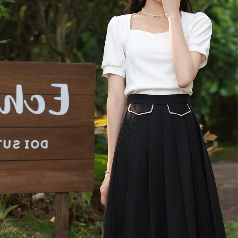 乐天商城 - Tシャツ レディース 春夏 気質通勤 修身シルエット Vネック 泡泡袖 短袖 デザイン性 短丈上衣 ブラック ホワイト レッド 腈纶素材 95% 純色 軽量 通勤用 普段使い カジュアルスタイル 肩幅正しい 伸縮性 女性向け トップス 気品ある シンプル