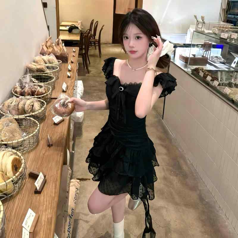 Rakuten - ワンピース 女性用 夏 ブラック 甘辛 ピュアデザイナー スタイル 不規則 ヘム ハイウエスト 短丈 スカート 短袖 スクエアネック レイヤード フレア 袖 軽量 ポリエステル 混紡 吸湿速乾 ビーチ リゾート 休暇 日常 カジュアル フェミニン トップ