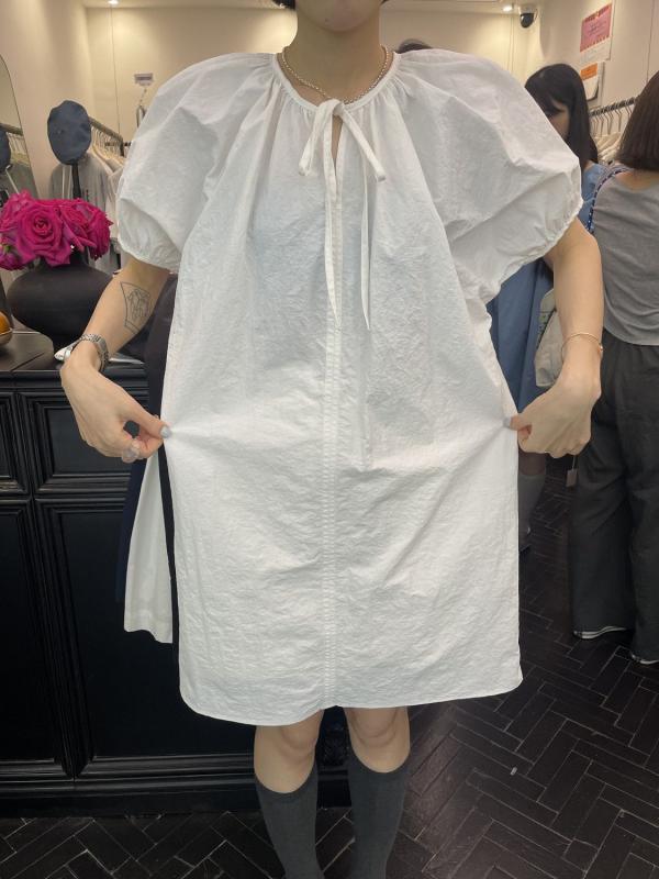 Rakuten - ワンピース 女性用 ゆったり大サイズ 泡泡袖 細ストラップ Aライン 中丈 丸首 短袖 ルーズフィット ワイドシルエット 通勤スタイル 気質デザイン 純色 夏 接触冷感 軽量 吸湿速乾 白色 ブラック